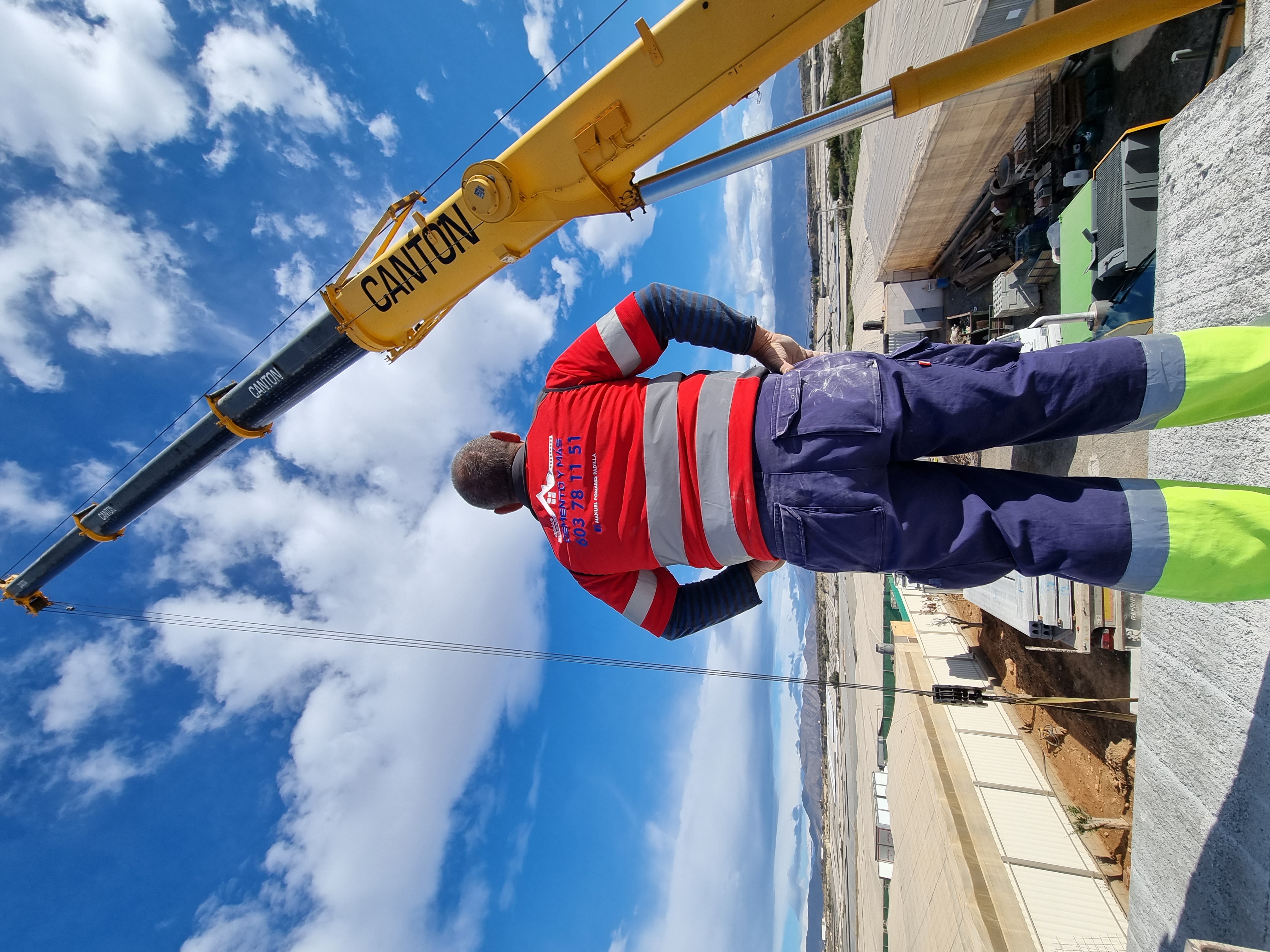 Equipo de Cemento y Más en obra